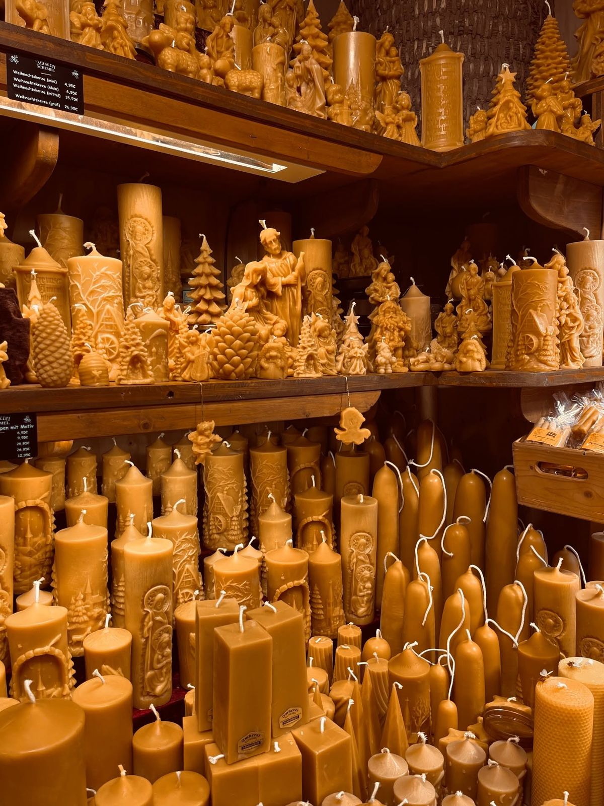 मोम से बने (Made of Wax) category